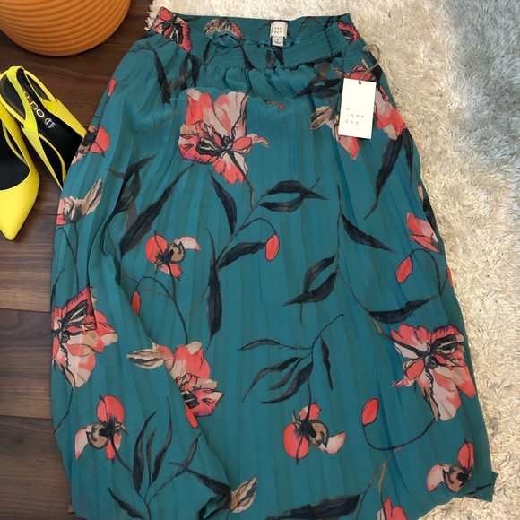 ✨Pleated✨ MIDI Skirt Brand NWT - Picture 1 of 5